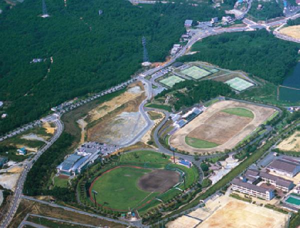 【三木山総合公園】
スポーツ・レクリエーションの拠点として野球場や陸上競技場がある。