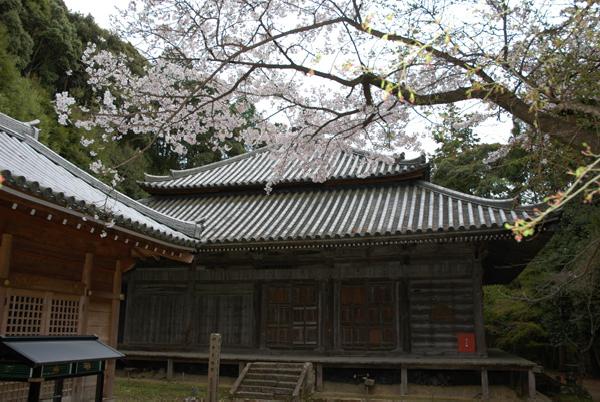 【蓮花寺】毎年2月の第1日曜日には4匹の大鬼が松明をふりかざして踊る勇壮な鬼踊り（追儺式）が行われる。